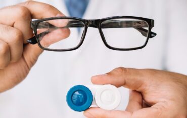 contact-lenses-vs-glasses-which-is-the-right-choice-for-you